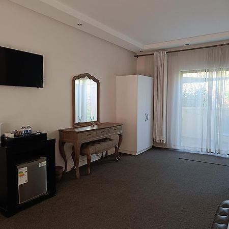 Jacaranda Hotel Harare Buitenkant foto
