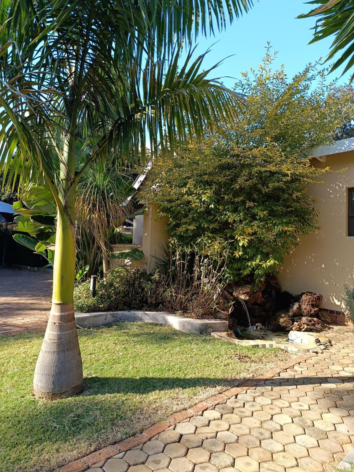 Jacaranda Hotel Harare Buitenkant foto