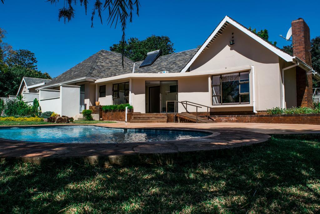 Jacaranda Hotel Harare Buitenkant foto